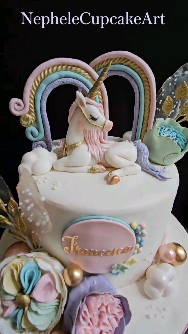 Nephele Cupcake Art grand bouquet — unicorn fondant cake with rainbow and floral details